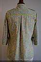 Chemise/chemisier manches 3/4, plastron, col Mao, pattes d’épaule et de manches, en tissu Liberty poppy and daisy jaune et rose pastel. Finitions avec passepoil jaune fluo