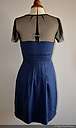 Robe féminine, cintrée poitrine et taille, manches courtes, forme bustier, jupe tulipe, en coton bleu et tulle plumetis noir, taille 38/40