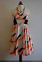 Robe courte bustier, jupe corolle ou circle, aux motifs géométriques orange, rouge, noir et bleu, finitions passepoil et ceinture noir. taille 38/40