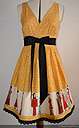 Robe ajustée et féminine sans manches, col V plongeant, cintrée poitrine et taille, jupe corolle, en tissu japonais jaune et blanc à motifs geisha. Taille 40