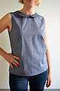 Top sans manches ajusté, col Claudine contrastant, pinces poitrine, fermeture en goutte dans le dos. Top en voile de coton gris à étoiles France Duval - Stalla. Taille 36/38