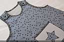 Turbulette/gigoteuse d’été pour enfant de 6 mois à 2 ans en coton France Duval gris à motifs étoiles, entièrement doublée en coton vichy. Finitions boutons pressions et poche plaquée